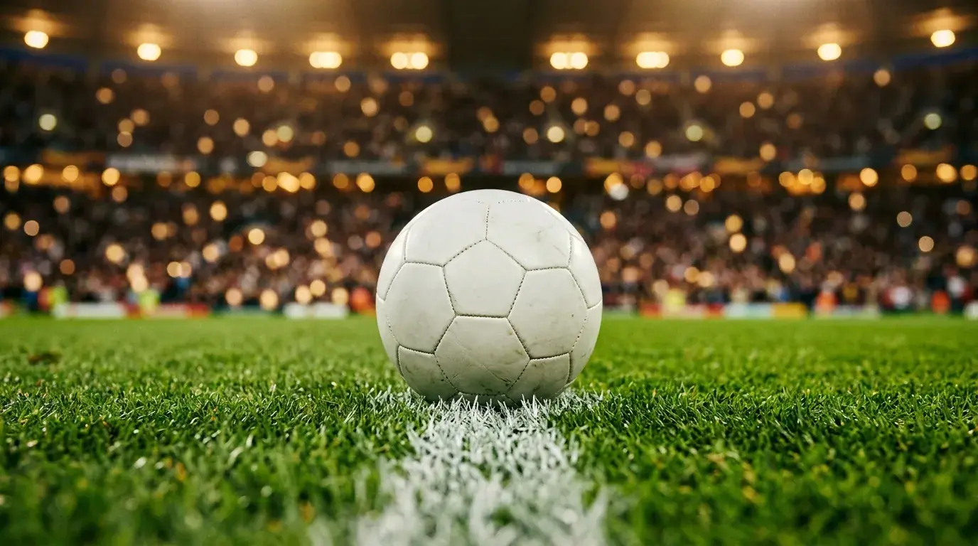 Nahaufnahme eines Fußballs auf dem Anstoßpunkt in einem hell erleuchteten Stadion