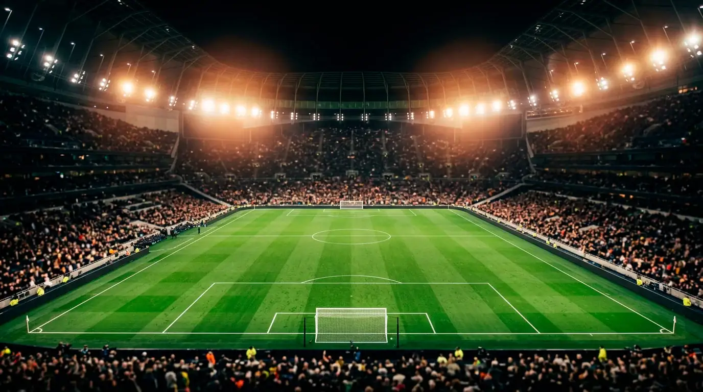 Stadionrasen bei Nacht mit Anzeige der Anstoßzeit und Flutlicht vor einem WM-Spiel