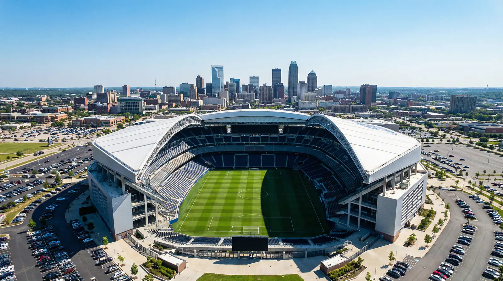 Luftaufnahme eines modernen Fußballstadions in Nordamerika mit geöffnetem Dach bei strahlendem Sonnenschein